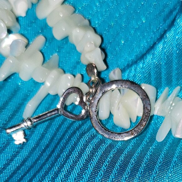 MOTHER OF PEARL CHIP TOGGLE CLASP BRACELET  WITH HEART KEY AND FRIENDSHIP CHARM - Picture 6 of 10
